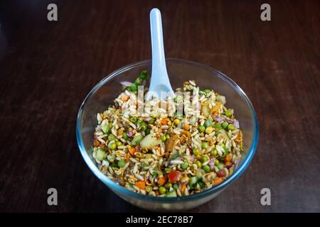 Chatpate - Gemüse mit Rice Puffs Snack ist ein beliebtes Street Food in Nepal & Indien. Ölfrei, voller Gemüse, leicht, würzig und knackig. Stockfoto