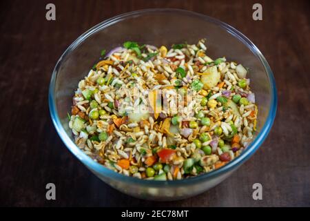 Chatpate - Gemüse mit Rice Puffs Snack ist ein beliebtes Street Food in Nepal & Indien. Ölfrei, voller Gemüse, leicht, würzig und knackig. Stockfoto