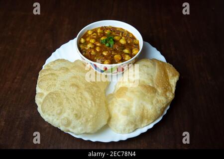 Chole Bhatura ist ein gängiges Gericht in Nordindien. Chole mit puri oder Chana Masala mit Puri Indian Food. Beliebte Nepalesische Indische Snacks Stockfoto