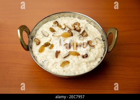 Kheer oder Reispudding ist ein nepalesischer indischer Nachtisch. Rice Kheer ist ein Pudding aus dem indischen Subkontinent, der aus kochender Milch, Zucker, Reis und einigen Nüssen hergestellt wird. Stockfoto