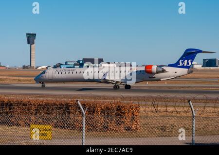 Kopenhagen Dänemark - März 17. 2018: Ei-FPW SAS Scandinavian Airlines Canadair CRJ-900LR an der Start- und Landebahn am Flughafen Kopenhagen Stockfoto