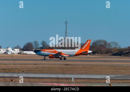 Kopenhagen Dänemark - März 17. 2018: EasyJet Airbus A319 auf der Start- und Landebahn am Flughafen Kopenhagen Stockfoto