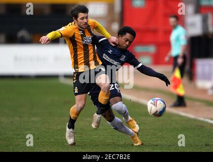 Wes Hoolahan von Cambridge United (links) und Ashley Nathaniel-George von Southend United kämpfen im zweiten Spiel der Sky Bet League im Abbey Stadium in Cambridge um den Ball. Bilddatum: Samstag, 13. Februar 2021. Stockfoto