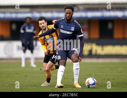 Wes Hoolahan von Cambridge United (links) und Nathan Ferguson von Southend United kämpfen während des Sky Bet League Two-Spiels im Abbey Stadium in Cambridge um den Ball. Bilddatum: Samstag, 13. Februar 2021. Stockfoto