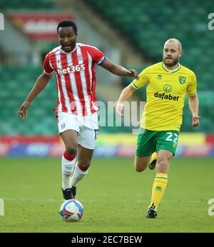 John Obi Mikel von Stoke City (links) und Teemu Pukki von Norwich City in Aktion während des Sky Bet Championship-Spiels in der Carrow Road, Norwich. Bilddatum: Samstag, 13. Februar 2021. Stockfoto