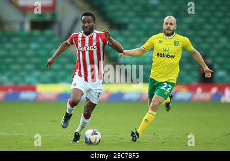 John Obi Mikel von Stoke City (links) und Teemu Pukki von Norwich City in Aktion während des Sky Bet Championship-Spiels in der Carrow Road, Norwich. Bilddatum: Samstag, 13. Februar 2021. Stockfoto