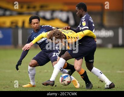 Southend United's Ashley Nathaniel-George, Cambridge United's Joe Ironside und Southend United's Elvis Bwomono kämpfen um den Ball während des Sky Bet League Two Spiels im Abbey Stadium, Cambridge. Bilddatum: Samstag, 13. Februar 2021. Stockfoto