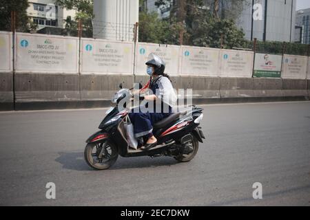 Dhaka, Bangladesch. Februar 2021, 13th. Eine Frau fährt mit ihrem Fahrrad zur Arbeit während der COVID-19 Pandemie. Kredit: MD. Rakibul Hasan/ZUMA Wire/Alamy Live Nachrichten Stockfoto