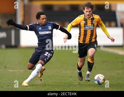 Southend United's Ashley Nathaniel-George (links) und Cambridge United's Jack Iredale kämpfen während des Sky Bet League Two Spiels im Abbey Stadium, Cambridge um den Ball. Bilddatum: Samstag, 13. Februar 2021. Stockfoto