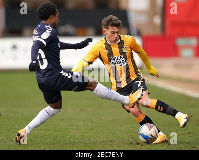 Southend United's Ashley Nathaniel-George (links) und Cambridge United's Luke Hannant kämpfen um den Ball Kampf um den Ball während der Sky Bet League zwei Spiel im Abbey Stadium, Cambridge. Bilddatum: Samstag, 13. Februar 2021. Stockfoto