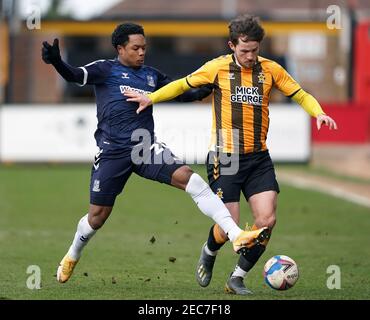 Southend United's Ashley Nathaniel-George (links) und Cambridge United's Jack Iredale kämpfen während des Sky Bet League Two Spiels im Abbey Stadium, Cambridge um den Ball. Bilddatum: Samstag, 13. Februar 2021. Stockfoto