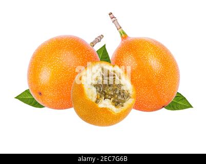 Granadilla oder gelbe Passionsfrucht auf weißem Hintergrund Stockfoto