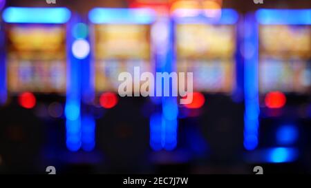 Unschärfe-Spielautomaten leuchten im Casino auf dem fabelhaften Las Vegas Strip, USA. Verschwommene Jackpot-Spielautomaten im Hotel in der Nähe der Fremont Street. Leuchtendes Neon Stockfoto