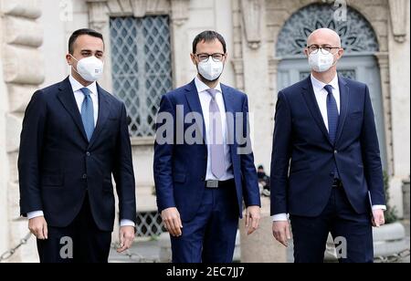 2/13/2021 - Luigi Di Maio, Stefano Patuanelli und Federico D'Incà, jeweils zum Außenminister, Landwirtschaftsminister und Minister für die Beziehungen zum Parlament in Mario Draghis neuer Regierung ernannt, verlassen das Quirinale nach der Vereidigung (Foto: IPA/Sipa USA) Stockfoto