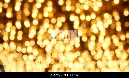 Defokussierte alte angefaste elektrische Lampen leuchten in der Nacht. Abstrakte Nahaufnahme von verschwommener Retro-Casino-Dekoration schimmernd, Las Vegas USA. Beleuchtetes vi Stockfoto