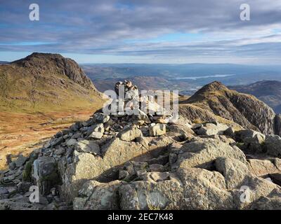 Blick auf Harrison Stickle von Pike of Stickle, Langdale Pikes, Lake District Stockfoto