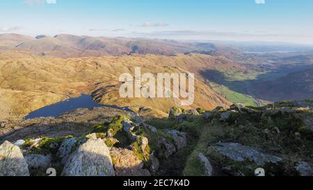 Blick über Stickle Tarn von Harrison Stickle, Langdale Pikes, Lake District Stockfoto