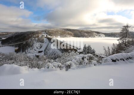 13. Februar 2021, Sachsen-Anhalt, Hasselfelde: Blick auf den schneebedeckten Rappbode-Staudamm. Der Vorratsbehälter ist gut gefüllt und die Wasseroberfläche ist gefroren. Foto: Matthias Bein/dpa-Zentralbild/dpa Stockfoto