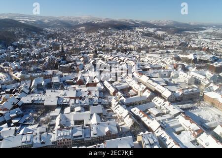 13. Februar 2021, Sachsen-Anhalt, Wernigerode: Blick auf die Harzstadt Wernigerode (aufgenommen mit einer Drohne). Die kleine Stadt, die bei Touristen beliebt ist, präsentiert sich im Winter. Verschneite Häuser sind auch eine seltene Sehenswürdigkeit im Harz. Foto: Matthias Bein/dpa-Zentralbild/dpa Stockfoto