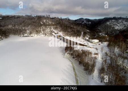 13. Februar 2021, Sachsen-Anhalt, Wendefurth: Blick auf die Staumauer des Wendefurter Staudamms (aufgenommen mit einer Drohne). Foto: Matthias Bein/dpa-Zentralbild/dpa Stockfoto