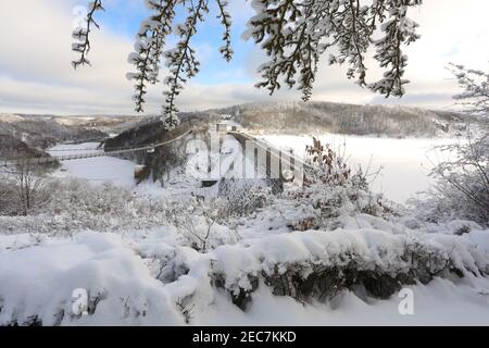 13. Februar 2021, Sachsen-Anhalt, Hasselfelde: Blick auf den schneebedeckten Rappbode-Staudamm. Der Vorratsbehälter ist gut gefüllt und die Wasseroberfläche ist gefroren. Foto: Matthias Bein/dpa-Zentralbild/dpa Stockfoto