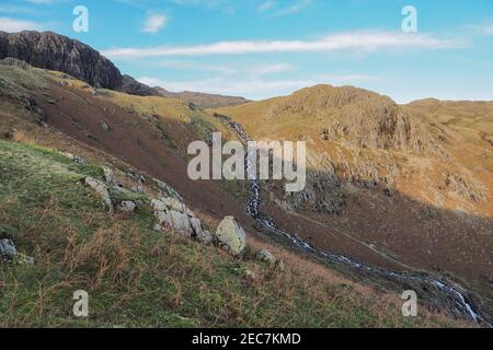 Wasser Kaskadierung von den Fells hinunter Stickle Ghyll, Langdale Pikes, Lake District Stockfoto