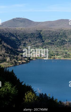 Der Nemi-See (italienisch: Lago di Nemi), ein kleiner vulkanischer See in der Region Latium, Italien, berühmt als Fundort des antiken versunkenen römischen Seichs Stockfoto