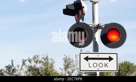 Warnsignal für Bahnübergänge in den USA. Crossbuck-Hinweis und rote Ampel an der Kreuzung der Eisenbahnstraße in Kalifornien. Eisenbahnverkehr Sicherheit sy Stockfoto