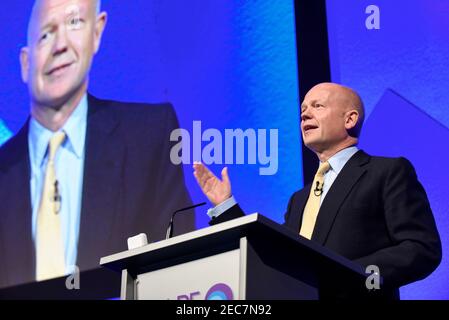 William Hague, der Lord Hague of Richmond, ist ein britischer konservativer Politiker und Lebenskollegen. Er vertrat Richmond, Yorkshire, als Parlamentsmitglied und war von 1997 bis 2001 Vorsitzender der Konservativen Partei. Von 2010 bis 2014 war er Staatssekretär für auswärtige Angelegenheiten und Commonwealth-Angelegenheiten und von 2014 bis 2015 Vorsitzender des Unterhauses. Stockfoto