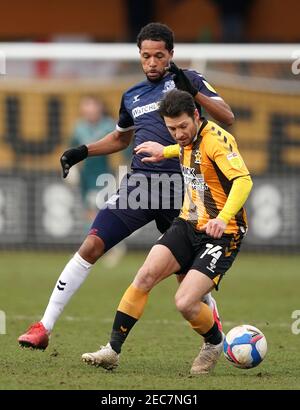 Southend United's Thimothee Dieng (links) und Cambridge United's Wes Hoolahan kämpfen um den Ball während des Sky Bet League Two Spiels im Abbey Stadium, Cambridge. Bilddatum: Samstag, 13. Februar 2021. Stockfoto