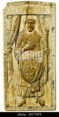 Diese Abbildung von 1880s zeigt ein Konsulardiptychon von Flavius Felix. Flavius Felix war ein General des Weströmischen Reiches, der den prominenten Rang eines Patriziers erreichte, bevor er wahrscheinlich im Auftrag von Flavius Aetius getötet wurde. Für sein Konsulat gab er 428 einige konsularische Diptychen heraus, von denen eines (hier zu sehen) bis in die Neuzeit erhalten geblieben ist. In der Spätantike war ein konsularischer Diptychon eine Art Diptychon, das als luxuriöses Erinnerungsobjekt gedacht war. Die Diptychen waren in der Regel in Elfenbein, Holz oder Metall und mit reichen Reliefskulptur verziert. Stockfoto