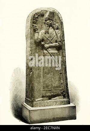 Thgis 1880s Abbildung zeigt Samsivul, der assyrische König, war der Sohn von Shalmaneser. Samsivul, auch Shamshi Adad V geschrieben, war der König von Assyrien von 824 bis 811 v. Chr.. Er wurde nach dem gott Adad benannt, der auch als Hadad bekannt ist. Die Stele von Shamshi-Adad V ist ein großer assyrischer Monolith, der während der Herrschaft von Shamshi-Adad V errichtet wurde.die Stele wurde in der Mitte des neunzehnten Jahrhunderts an der antiken Stätte von Kalhu (heute bekannt als Nimrud) vom britischen Archäologen Hormuzd Rassam entdeckt. Die Skulptur stammt aus dem Jahr 824-811 v. Chr. und ist heute Teil der Sammlung des British Museum zum Nahen Osten Antiquit Stockfoto
