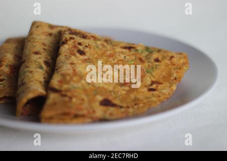 Zucchini Karotte Paratha ist eine gesunde Option für Zucchini und Karotten zum Frühstück. Geriebenes Gemüse wird dem Teig der Brühmasse hinzugefügt Stockfoto