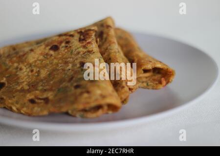 Zucchini Karotte Paratha ist eine gesunde Option für Zucchini und Karotten zum Frühstück. Geriebenes Gemüse wird dem Teig der Brühmasse hinzugefügt Stockfoto