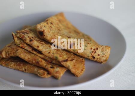Zucchini Karotte Paratha ist eine gesunde Option für Zucchini und Karotten zum Frühstück. Geriebenes Gemüse wird dem Teig der Brühmasse hinzugefügt Stockfoto