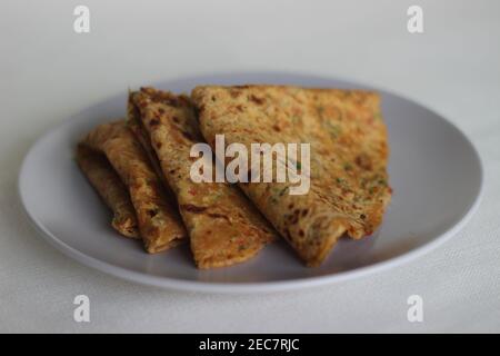 Zucchini Karotte Paratha ist eine gesunde Option für Zucchini und Karotten zum Frühstück. Geriebenes Gemüse wird dem Teig der Brühmasse hinzugefügt Stockfoto