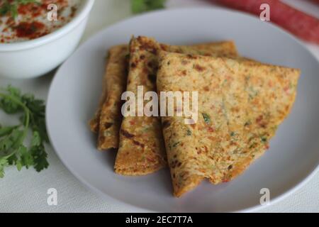 Zucchini Karotte Paratha ist eine gesunde Option für Zucchini und Karotten zum Frühstück. Geriebenes Gemüse wird dem Teig der Brühmasse hinzugefügt Stockfoto