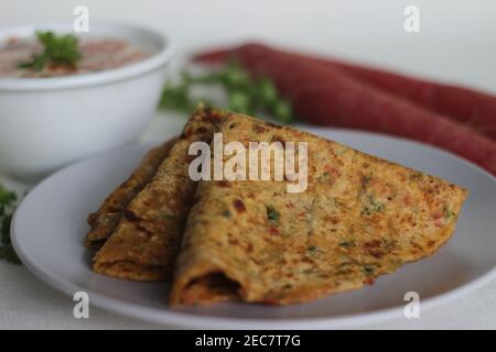 Zucchini Karotte Paratha ist eine gesunde Option für Zucchini und Karotten zum Frühstück. Geriebenes Gemüse wird dem Teig der Brühmasse hinzugefügt Stockfoto