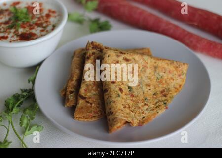 Zucchini Karotte Paratha ist eine gesunde Option für Zucchini und Karotten zum Frühstück. Geriebenes Gemüse wird dem Teig der Brühmasse hinzugefügt Stockfoto