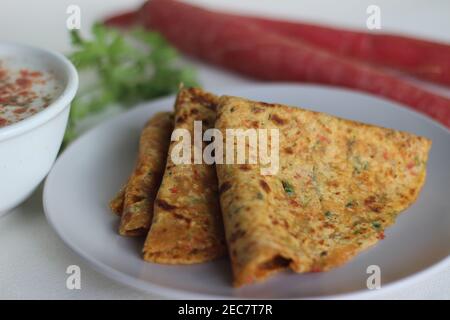 Zucchini Karotte Paratha ist eine gesunde Option für Zucchini und Karotten zum Frühstück. Geriebenes Gemüse wird dem Teig der Brühmasse hinzugefügt Stockfoto