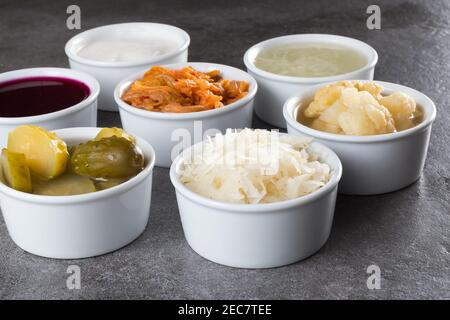 Natürliche Probiotika für gesunden Darm. Probiotisch wie Sauerkraut, eingelegter Blumenkohl, eingelegte Gurke, Sauerkrautsaft, Kimchi, Rote Beete Sauerteig und Jo Stockfoto