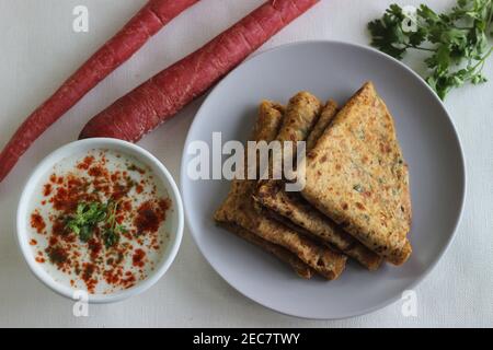 Zucchini Karotte Paratha ist eine gesunde Option für Zucchini und Karotten zum Frühstück. Geriebenes Gemüse wird dem Teig der Brühmasse hinzugefügt Stockfoto