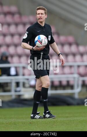 NORTHAMPTON, ENGLAND; 13th. FEBRUAR; Schiedsrichter Scott Oldham während der Sky Bet League ein Spiel zwischen Northampton Town und Burton Albion im PTS Academy Stadium, Northampton am Samstag, 13th. Februar 2021. (Kredit: John Cripps - MI News) Kredit: MI Nachrichten & Sport /Alamy Live Nachrichten Stockfoto