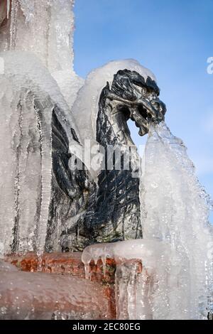 Ein gefrorener viktorianischer Brunnen im Hanley Park mit einer Drachenskulptur, Stoke-on-Trent, Großbritannien Stockfoto