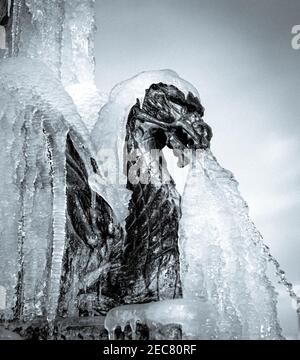 Ein gefrorener viktorianischer Brunnen im Hanley Park mit einer Drachenskulptur, Stoke-on-Trent, Großbritannien Stockfoto