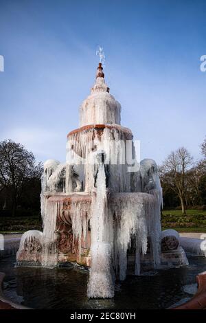 Ein gefrorener viktorianischer Brunnen in Hanley Park, Stoke-on-Trent, Großbritannien Stockfoto