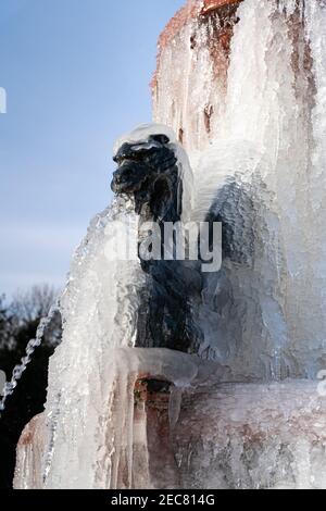 Ein gefrorener viktorianischer Brunnen im Hanley Park mit einer Drachenskulptur, Stoke-on-Trent, Großbritannien Stockfoto