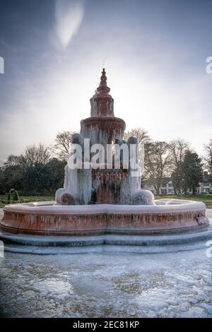 Ein gefrorener viktorianischer Brunnen in Hanley Park, Stoke-on-Trent, Großbritannien Stockfoto