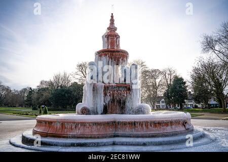 Ein gefrorener viktorianischer Brunnen in Hanley Park, Stoke-on-Trent, Großbritannien Stockfoto