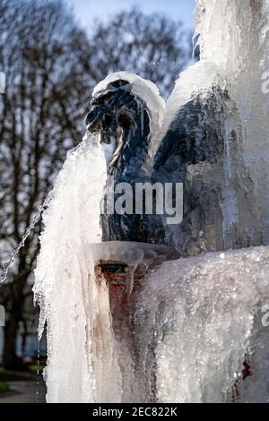 Ein gefrorener viktorianischer Brunnen im Hanley Park mit einer Drachenskulptur, Stoke-on-Trent, Großbritannien Stockfoto